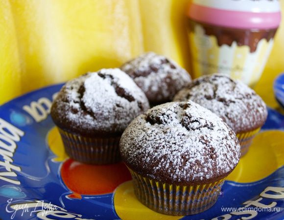 Готовые капкейки полностью остудить на решетке. Можно украсить шоколадно-масляным кремом... А можно просто присыпать сахарной пудрой!