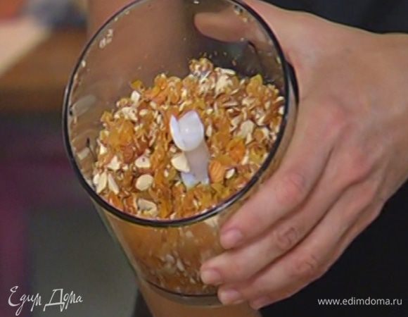 Курагу и миндаль измельчить в блендере не слишком мелко, чтобы получились неравномерные кусочки.