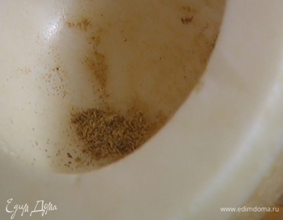 Гвоздику и зерна кардамона растереть в ступке, добавить молотый имбирь и все перемешать.
