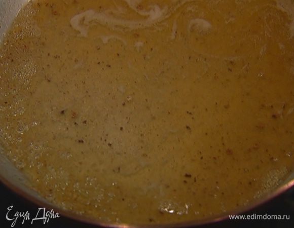 Разогреть сухую сковороду, всыпать измельченные специи и сахар, добавить сливочное масло и дать ему немного растопиться, затем влить ром и все перемешать.