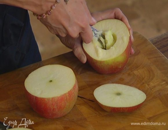 У яблок срезать верхнюю часть вместе с хвостиком, чтобы получились «крышечки». Удалить сердцевину с косточками.
