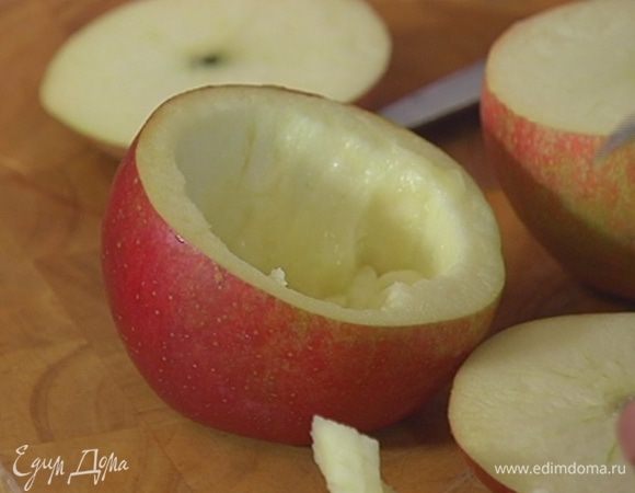 Из нижней части яблока, оставив стенки и дно неповрежденными, вырезать мякоть и измельчить ее в блендере, так чтобы остались кусочки.