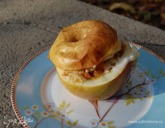 Через 20 минут раскрыть фольгу и запекать яблоки еще 5–7 минут, чтобы они зарумянились.