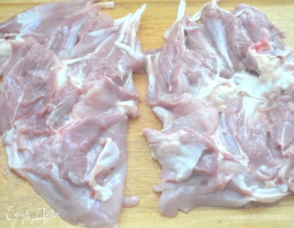 Для этого рецепта нам понадобятся очень крупные окорочка, у меня были от домашней птицы. Их надо надрезать вдоль кости и вытащить кость. Мясо раскрыть как "книгу". Посолить и поперчить