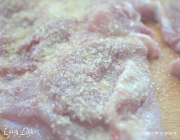 Отбить немного и посыпать желатином каждый пласт