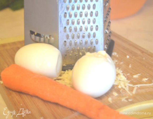 Для начинки нам понадобятся из трех яиц 2 вареных, а одно сырое. То есть 2 яйца сварить вкрутую и мелко нарезать. Добавить измельченный перец и морковь, потертую на мелкой терке. 