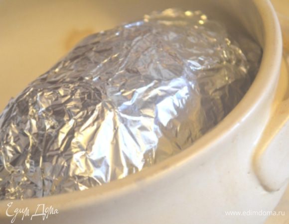 Завернуть каждый рулет в фольгу в три слоя и уложить в форму для запекания. Выпекать при 180 гр примерно 45 минут. 