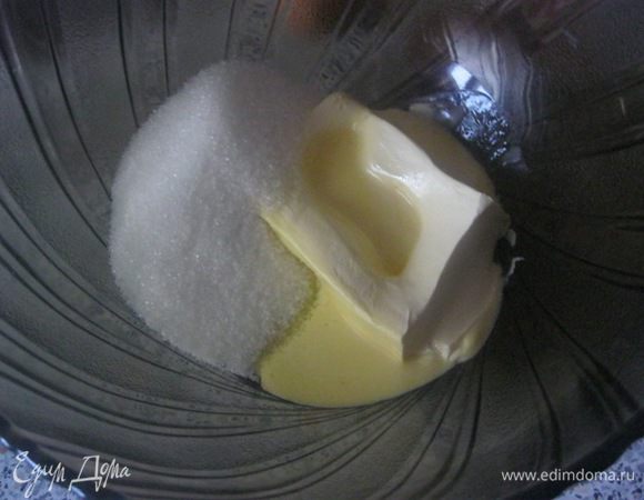 Сливочное масло ( размягченное) взбить венчиком с сахаром.