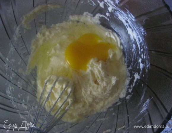 Вбивать по одному, каждый раз тщательно перемешивая.