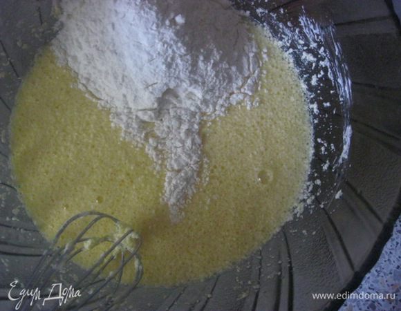Муку смешать с солью и содой.

В три приема всыпать мучную часть в сливочную.