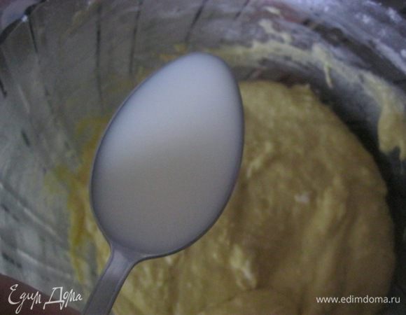 Влить молоко.
Все хорошо перемешать.