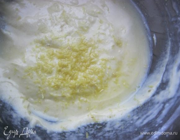 В другую часть - натертую цедру лимона и сок лимона.