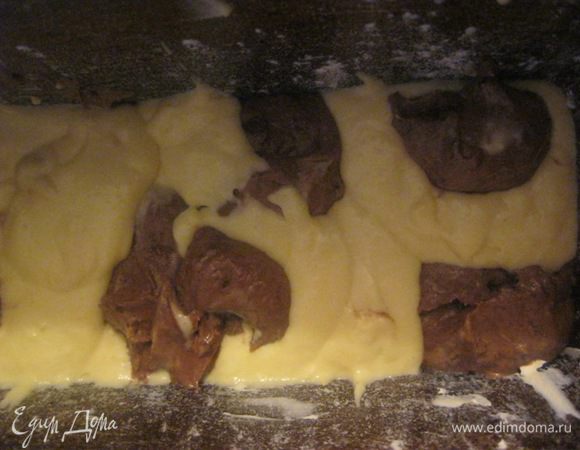 Форму смазать маслом и присыпать мукой.
Выкладывать поочередно - ложку темного теста, ложку светлого, в шахматном порядке)