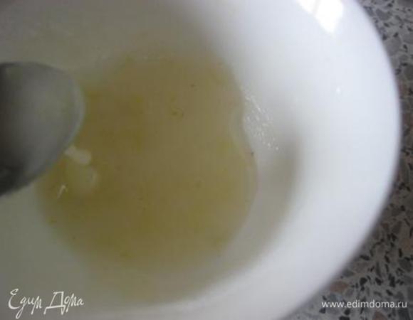 Глазурь: Сахарную пудру растереть с соком лимона, добавить цедру лимона.