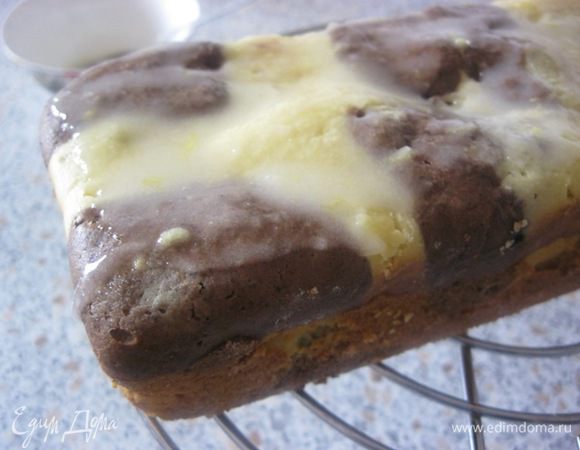 Смазать глазурью остывший кекс.