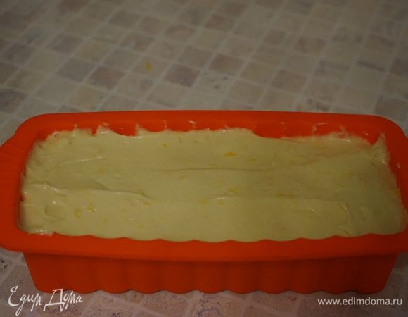 Вылить тесто в форму, разровнять. Выпекать при 160 градусах. В оригинальном рецепте кекс выпекался в круглой форме. Так  что и Вы можете взять форму 20-23 см в диаметре (в зависимости от количества теста) и выпекать около 45 минут до сухой палочки.  Мне непременно хотелось выпечь в своей любимой прямоугольной силиконовой форме для кекса. У меня ушло на выпечку около 1 часа.