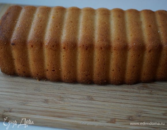 Выключить духовку и оставить кекс еще на 5 минут в духовке с приоткрытой дверцей.  Достать из духовки и полностью охладить кекс в форме.  Я срезала верхушечку и перевернула кекс, вот какой красавец получился! Теперь можно переложить на блюдо, посыпать сахарной пудрой и подавать. Но я решила его немного украсить и усилить его «цитрусовость»  карамелизированными апельсинами.