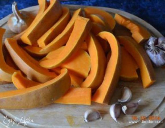 Тыкву помыть и нарезать ломтиками. 