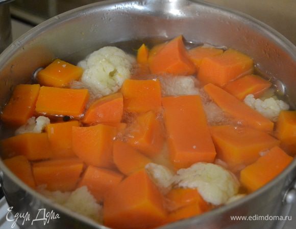 Беру цветную капусту, разбираю на соцветия. 
Тыкву режу на кусочки. 
Овощи ложу в кипящий бульйон и варю 30 минут.