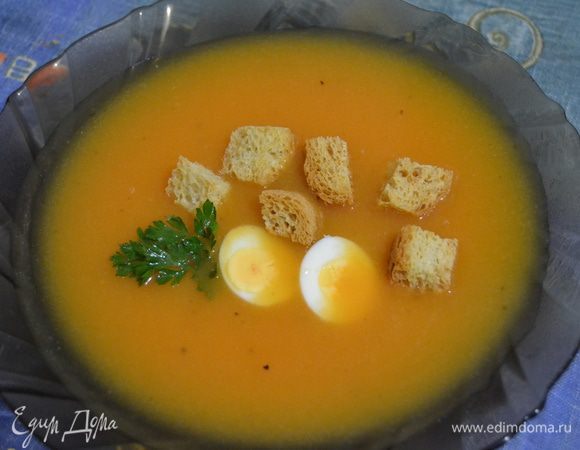 Подаю на стол с сухариками и перепелиными яйцами.