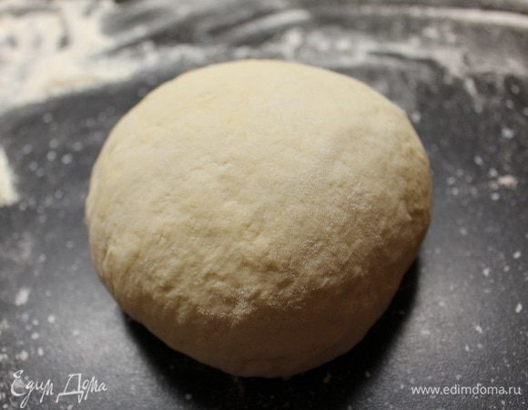 Для начала приготовим тесто.
Смешаем теплое молоко с сахаром до полного растворения.
Затем добавим дрожжи и муку (2,5 стакана).
Вымешиваем тесто, пока оно не станет мягким, добавляя по мере необходимости муку.
Оставим тесто подниматься на 2 часа.