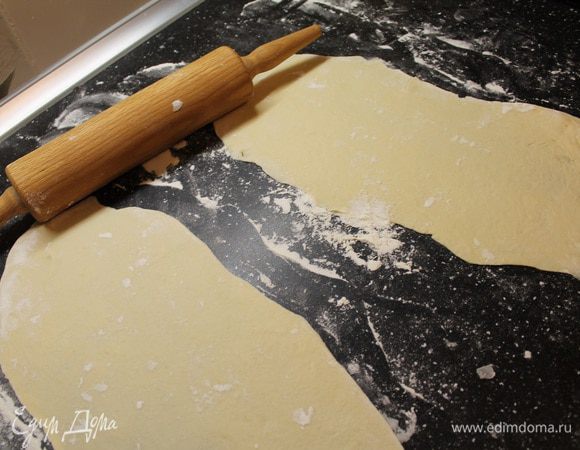 Разделим тесто на 4 части и раскатаем в тонкие пласты.