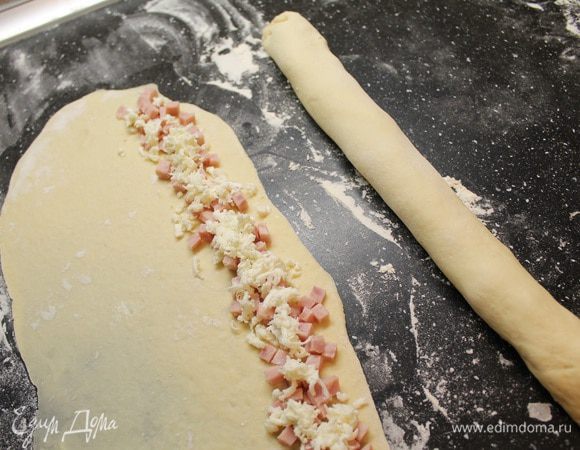 Выложим начинку: ветчину и сыр и свернем в трубочки.