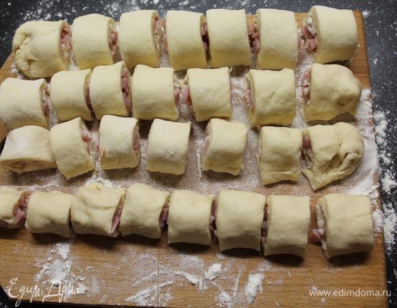 Разрежем на кусочки 2-3 см шириной и оставим подниматься еще на 30 минут.