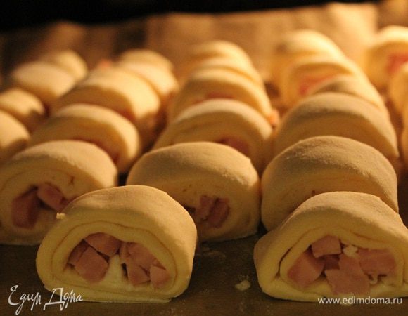 Разогреваем духовку до 200 градусов и запекаем слойки в течении 15 минут.