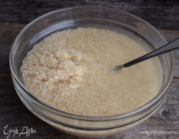 Крупу промыть под проточной водой, затем залить холодной водой, чтобы сократить время варки и чтобы клейковина правильно раскрылась, иначе булгур превратится в кашу. 