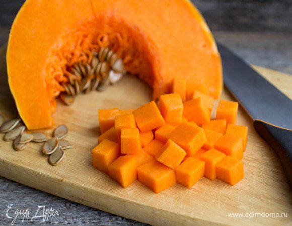 Тыкву очистить от кожуры и семян, нарезать средним кубиком.