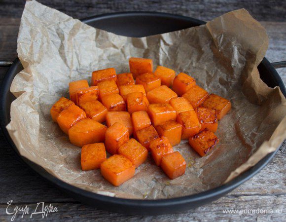 Сбрызнуть оливковым маслом и запечь в духовке до образования румяной корочки.