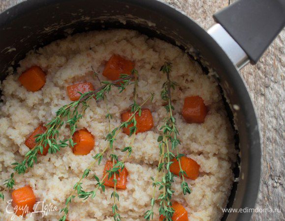 Когда булгур будет готов, выложить сверху кусочки тыквы и аккуратно перемешать, сверху положить веточки тимьяна, закрыть крышкой, снять с огня и укутать кастрюлю в полотенце. Оставить на 25-30 минут. Удалить тимьян и подавать, как гарнир или самостоятельное блюдо.