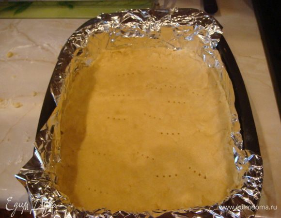 Форма 18х23.Руками распределить тесто ,без бортиков и наколоть вилкой,выпекать в разогретой дух.при 180 гр. минут 15,до слегка желтого цвета.