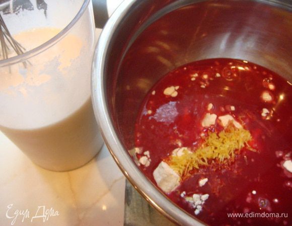 Яйца +белки+сахар взбить .
В отдельной чаше муку+сок+цедру и сок от пол лимона перемешать.
Сок у меня домашний малиновый по рецепту так,но можно и из др.сока,не могла указать в рецепте не показывает именно малиновый.
Если у вас сок сладкий,то сахара добавляйте меньше.
И еще сок желательно с мякотью,можно тогда к соку+ ягоды(50 гр.дополнительно к объему) и размять .