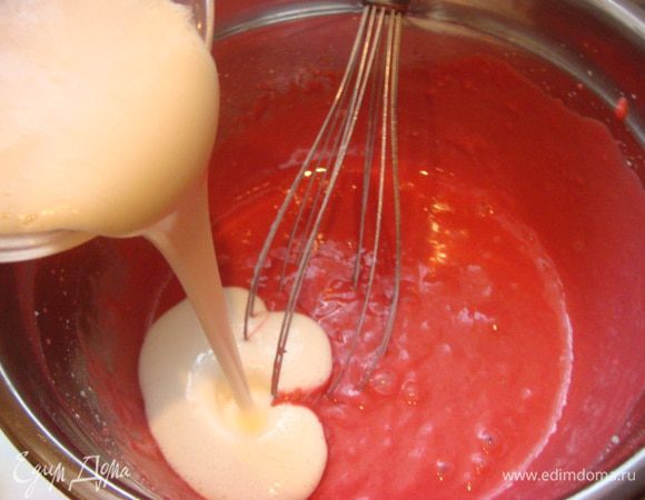 Аккуратно вводим яйца и перемешать.
ВНИМАНИЕ:Заливку начинаем готовить за 5 минут до готовки коржа,белки не должны перестоять