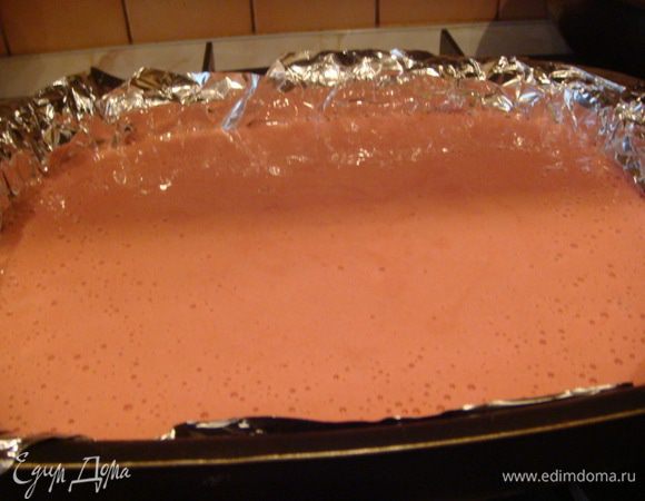 На горячий корж выливаем заливку и еще на 35-40 минут в духовку.