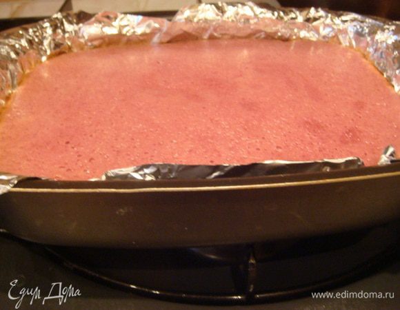 Готовность проверяем спажкой и корж пружинит и немного липкий.