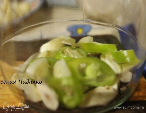 Банки помыть и простерилизовать в духовке при температуре 130 градусов 15 минут. На дно банки кладем чеснок большую щепотку,  перец большую щепотку колечек и тмин. Сверху укладываем слой помидоров. (помидоры наколоть вилкой со стороны плодоножки). И так повторяем все слои до горлышка банки.