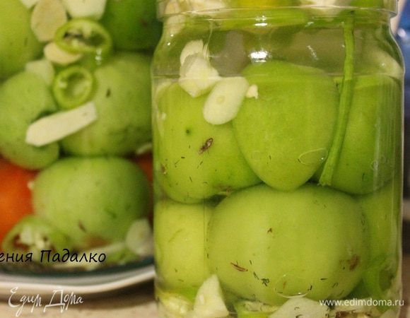 Теперь займемся рассолом. Наливаем в кастрюлю холодную воду и растворяем в ней соль. Заливаем рассол в банки. И оставляем помидоры кваситься на 5 дней.