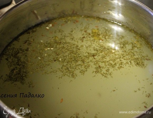 На 5-й день сливаем помутневший рассол в кастрюлю, добавляем еще 100 мл воды, доводим до кипения и кипятим 3 минуты.