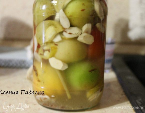 Заливаем аккуратно в банки рассол, закатываем и переворачиваем вверх дном. Укутываем полотенцем и оставляем до полного остывания. Хранить можно в кладовке.