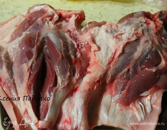 Рульку хорошо помыть, поскоблить ножом и аккуратно вырезать кость.