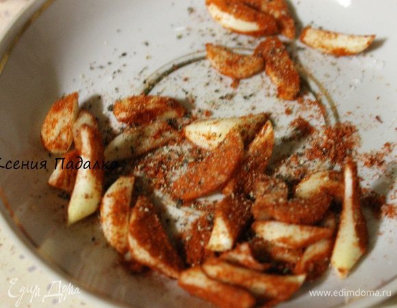 Чеснок, почистить и каждый зубок разрезать пополам. Посыпать щепоткой паприки, перца и соли.