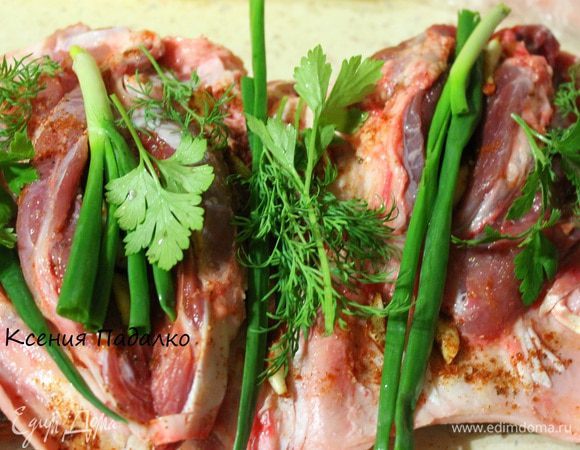 Разложить чеснок по всей рульке, посыпать оставшимися пряностями, сверху выложить зеленый лук и зелень.