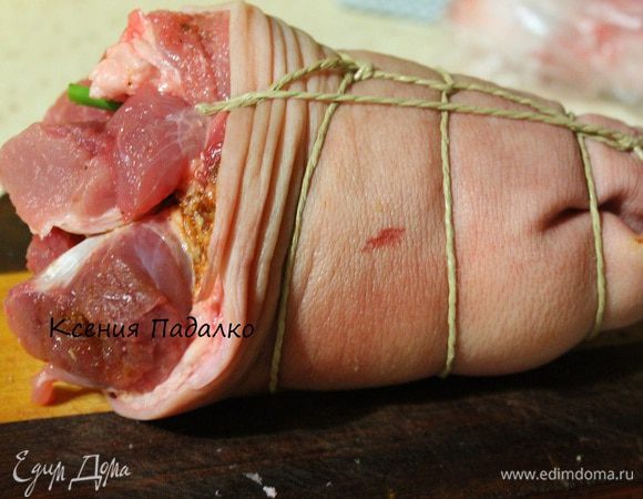 Свернуть плотно рулетом и перевязать шпагатом.