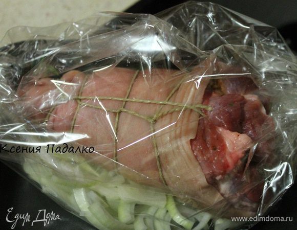 Положить в пакет для запекания лук, а сверху рульку. Запекать в заранее разогретой до 200 градусов духовке 30 минут. Затем уменьшаем огонь до 170 градусов и запекаем еще 1.5 часа.