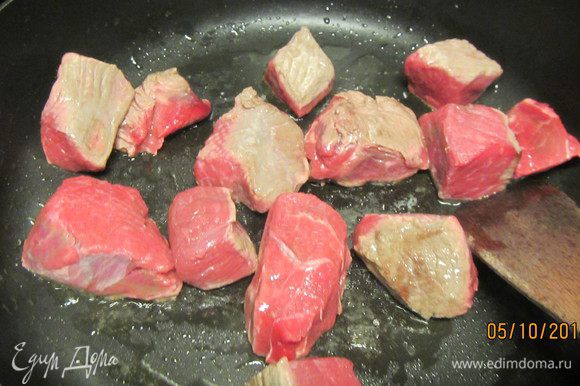 Мясо моем, обсушиваем и режем кусочками 4-5 см. Обжариваем их на растительном масле (в зависимости от количества мяса стоит это делать порционно) до румяной корочки минут 7.