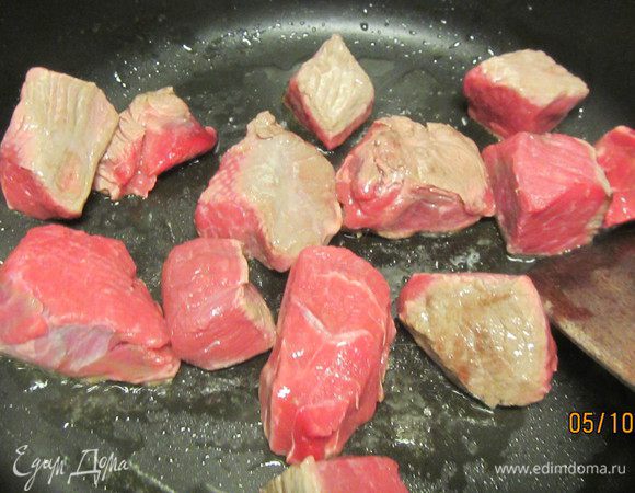 Мясо моем, обсушиваем и режем кусочками 4-5 см. Обжариваем их на растительном масле (в зависимости от количества мяса стоит это делать порционно) до румяной корочки минут 7.
