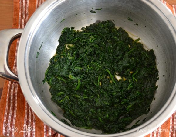 Тушить пока шпинта не потемнеет и не уменьшиться значительно в объеме! Зато вы увидите разницу во вкусе шпината, приготовленного таким образом, или отваренного в воде! )))